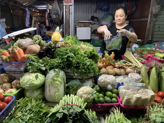 Rau xanh đầy ắp tại chợ Đại Từ, quận Hoàng Mai, TP Hà Nội. Ảnh: MINH ĐỨC.